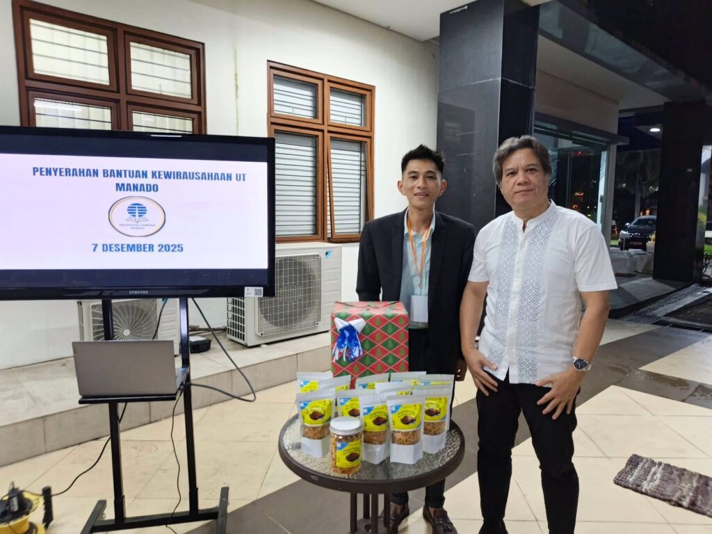 UT Manado Serahkan Bantuan Kewirausahaan kepada Mahasiswa yang sedang menjalankan usaha.
